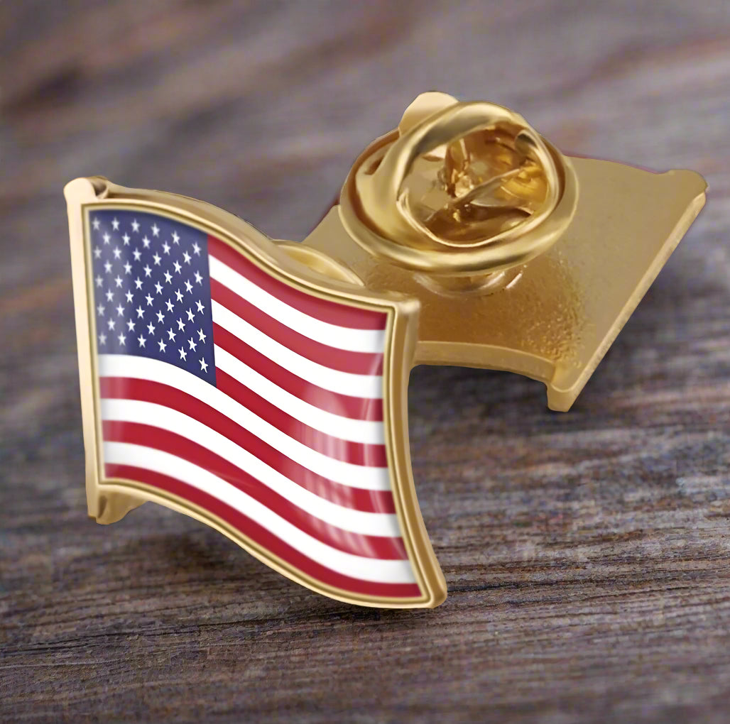 Gold metal wavy american flag lapel pin||Gold Wavy
