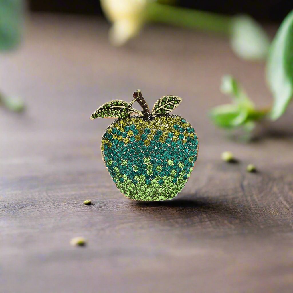Main a green apple lapel pin