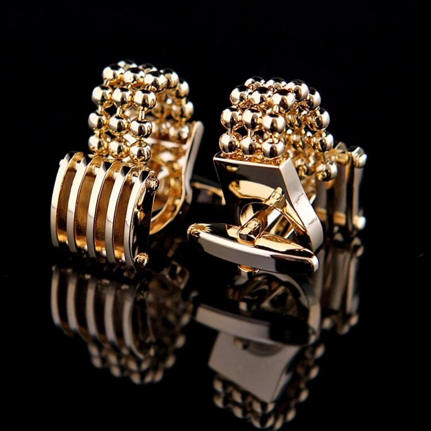 View 4: A Gold Color Circle Chain Shape Cuff-links.
